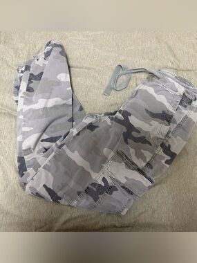 American Eagle Outfitters Gray Camo Cargo Pants Size 0 Short